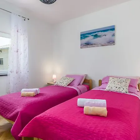 Amazing Home In Tinjan