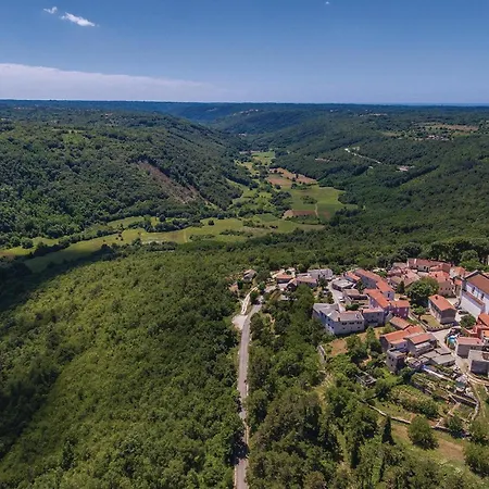 Amazing Home In Tinjan Prázdninový dům *
